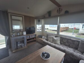 TV, fireplace, stereo