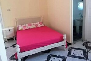 5 bedrooms, WiFi, bed sheets - Villa - Sleeps 10 & Free Parking (Marina)