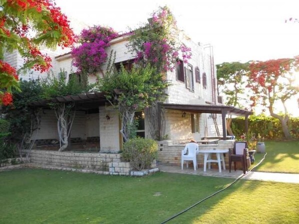 Outdoor dining - Villa - Sleeps 10 & Free Parking (Marina)