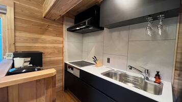 Kjøleskap, mikrobølgeovn, kokeplater og kjøkkenutstyr