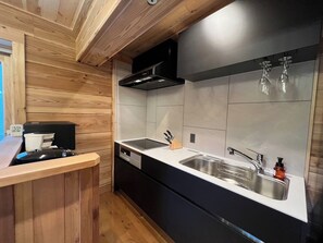 Réfrigérateur, micro-ondes, plaque de cuisson