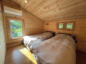 4 bedrooms, desk, free WiFi, bed sheets