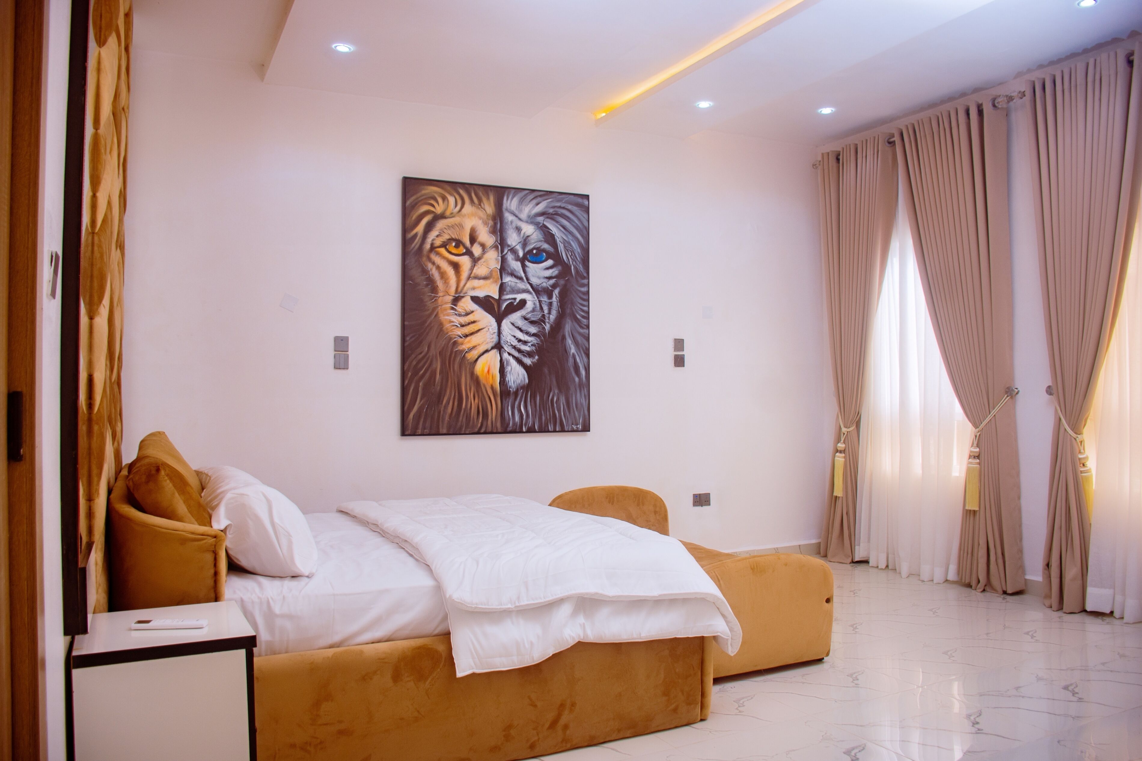 3 bedrooms, iron/ironing board, WiFi, bed sheets