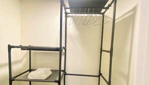 Une chambre d’angle avec un lit superposé et une étagère.