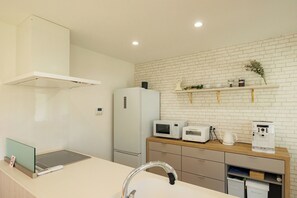 Kylskåp, mikrovågsugn och grytor/köksredskap