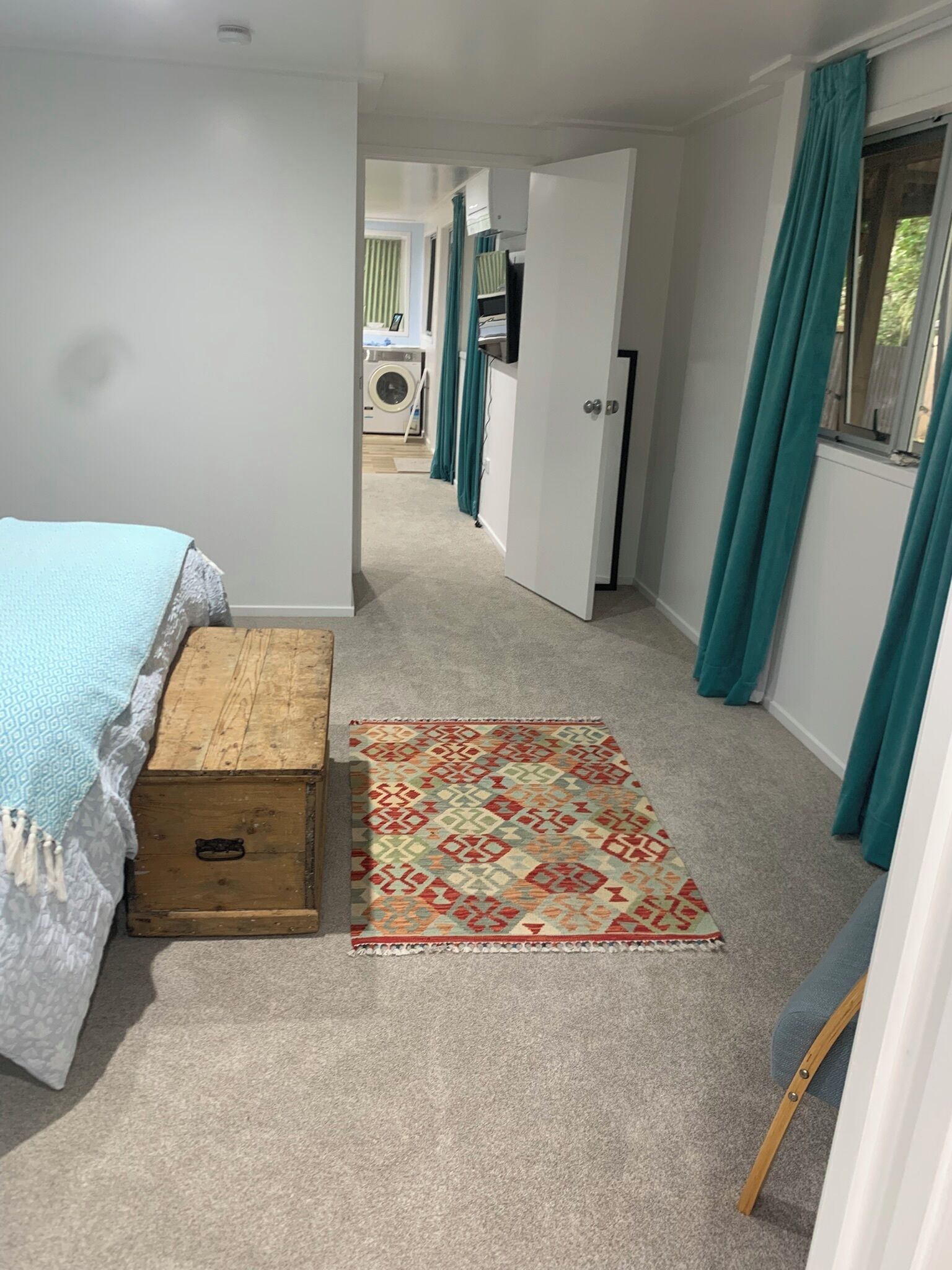 4 عدّة غرف نوم ومكواة/لوح كي وواي فاي وملاءات أسرّة