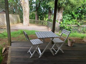 Outdoor dining - Modern apartment nestled next to native bush close to hospital and town (Whangārei)