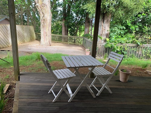 Modern apartment nestled next to native bush close to hospital and town