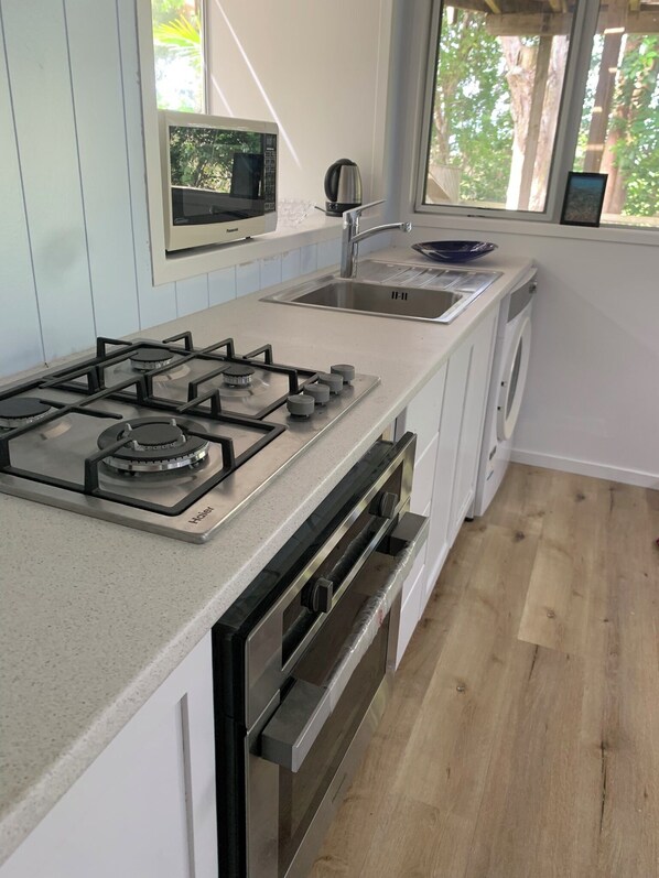 Private kitchen - Modern apartment nestled next to native bush close to hospital and town (Whangārei)