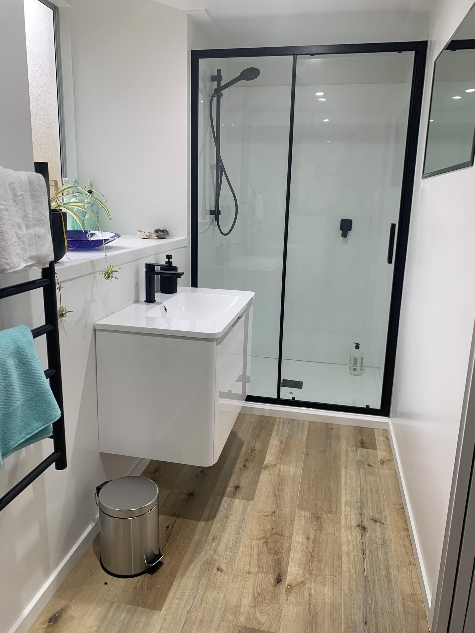 Haartrockner, Handtücher, Seife, Toilettenpapier