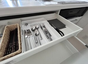 Kühlschrank, Mikrowelle, Herdplatte, Kochgeschirr/Geschirr/Besteck