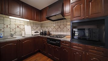 Fridge, microwave, stovetop, cookware/dishes/utensils