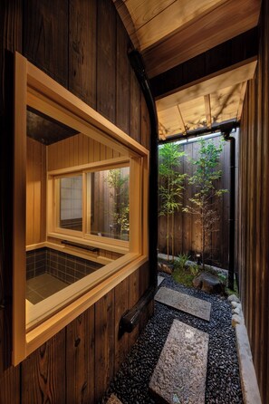 Spa - A Kyoto townhouse with a semiopenair bath and ga / Kyoto Kyōto (Kyoto)