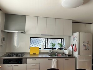 Kjøleskap, mikrobølgeovn, kokeplater og kjøkkenutstyr