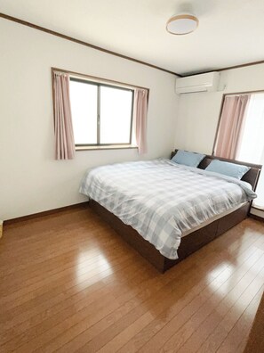 5 bedrooms, desk, iron/ironing board, free WiFi