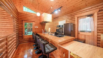 Kühlschrank, Mikrowelle, Herdplatte, Kochgeschirr/Geschirr/Besteck