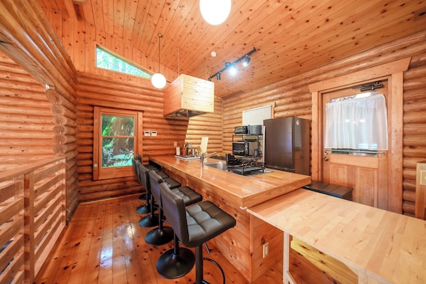 Fridge, microwave, stovetop, cookware/dishes/utensils - Atami Shizenkyo Villa Area Log house located at / Atami Shizuoka (Atami)