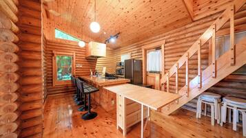 Kühlschrank, Mikrowelle, Herdplatte, Kochgeschirr/Geschirr/Besteck