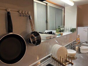 Fridge, microwave, stovetop, cookware/dishes/utensils - Great location just 4 minutes walk from Osaki Sta / Shinagawa-ku Tokyo (Shinagawa-ku)