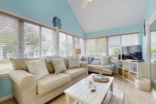 Cozy Cottage with Pools, Pickleball, Game Room, and Trolley to Nearby Beaches