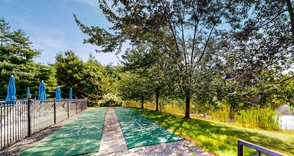 Cozy Cottage with Pools, Pickleball, Game Room, and Trolley to Nearby Beaches