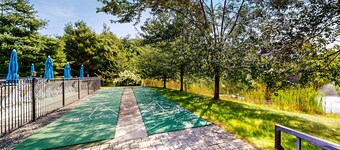 Cozy Cottage with Pools, Pickleball, Game Room, and Trolley to Nearby Beaches