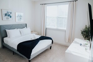 4 habitaciones, escritorio y tabla de planchar con plancha