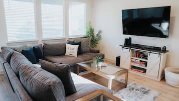 Smart TV, mesa de pingue-pongue, livros