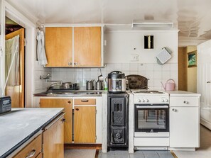 Køleskab, mikrobølgeovn, opvaskemaskine, brødrister
