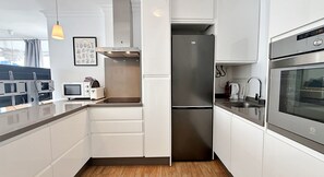 Wasserkocher mit Kaffee-/Teezubehör, Kühlschrank, Mikrowelle, Ofen