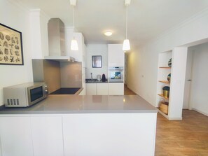 Refrigerador, microondas, horno, lavavajillas