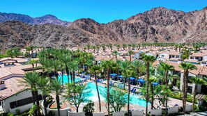 Alberca al aire libre y alberca climatizada