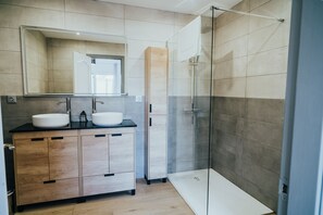 Dusche, Haartrockner, Handtücher
