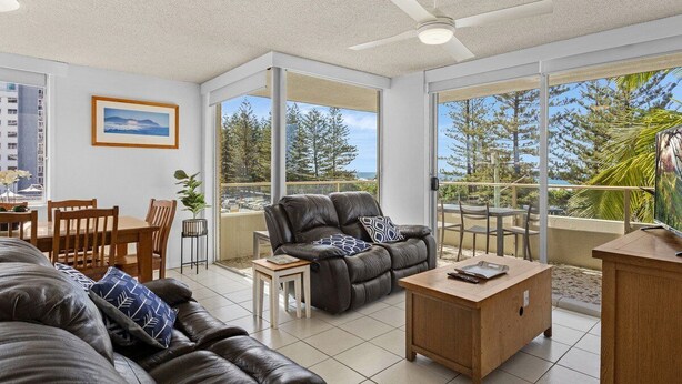 Living area - Waterfront at Wyuna (Burleigh Heads)