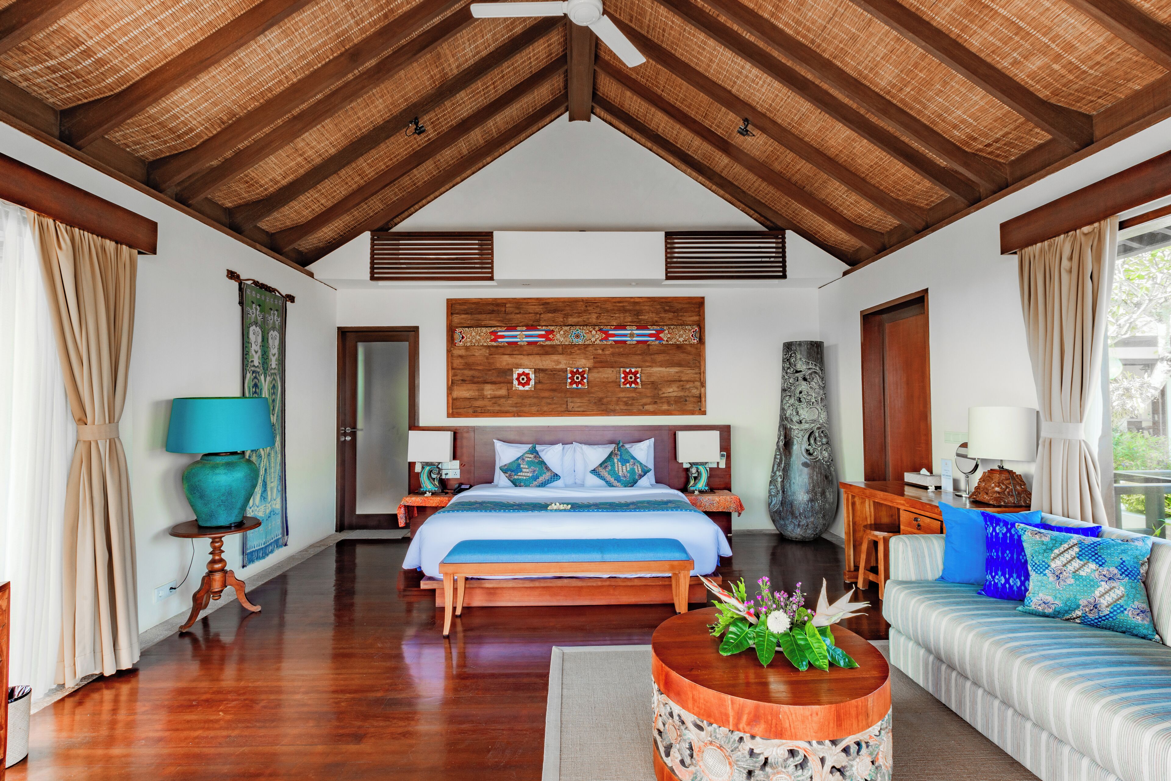 Een minibar, een strijkplank/strijkijzer, gratis wifi, beddengoed