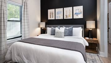 4 kamar tidur, meja kerja, setrika/meja setrika, dan Wi-Fi gratis