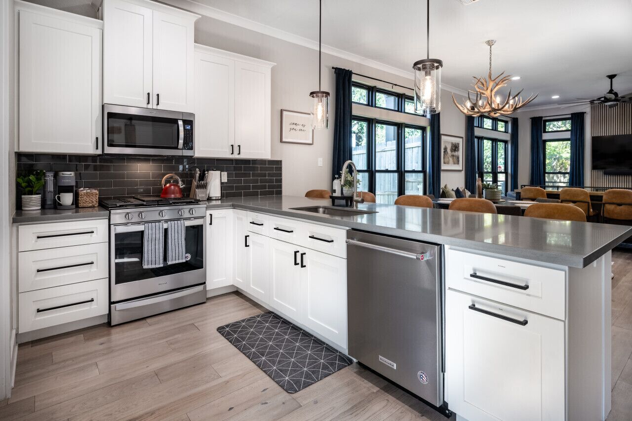 Kjøleskap, mikrobølgeovn, ovn og kokeplater