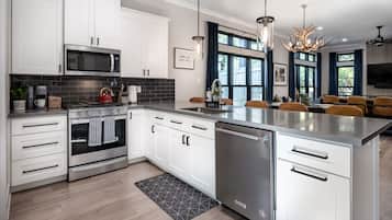 Lemari es, microwave, oven, dan kompor