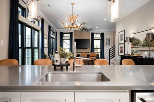 Stadium View: 4 King Suites, 2 Living Rooms, Walk to A&M and Golf Course