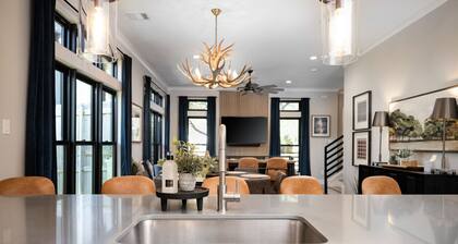 Stadium View: 4 King Suites, 2 Living Rooms, Walk to A&M and Golf Course