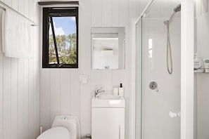 Douche, sèche-cheveux, serviettes fournies