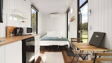 1 bedroom, bed sheets