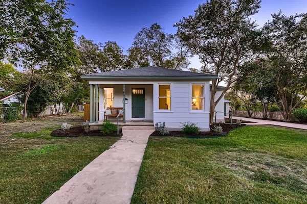 Exterior on a huge quiet lot close to the historic Georgetown Square and Southwestern university!