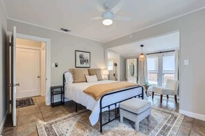 2 slaapkamers, een strijkplank/strijkijzer, reisbedje, wifi