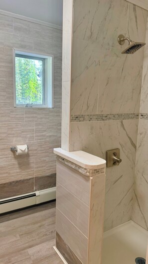 Hair dryer, towels, soap, shampoo - Spacious 8-bedroom building in welcoming Fairbanks with WiFi (Fairbanks)