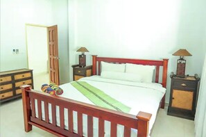 3 bedrooms, iron/ironing board, WiFi, bed sheets