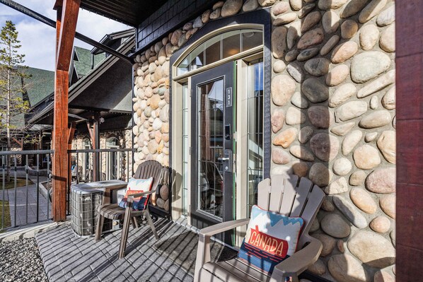 Terrace/patio - Mount Rundle Retreat: Pet-Friendly Escape with Heated Pool & Hot Tub (Canmore)