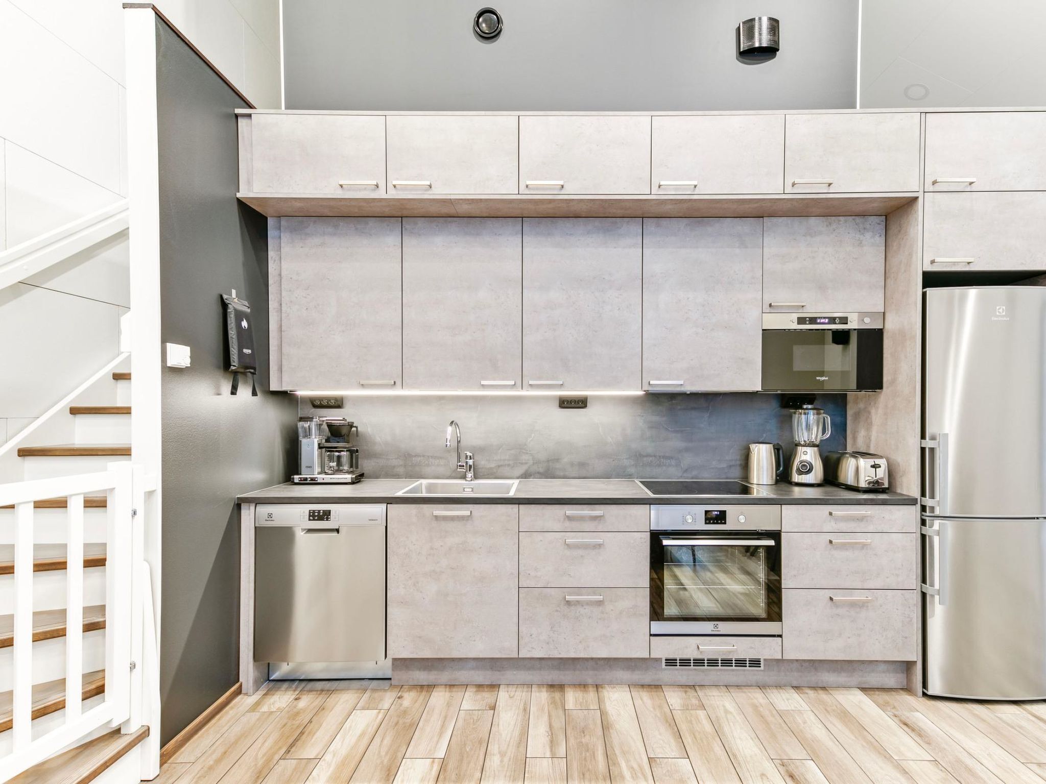 Réfrigérateur, four à micro-ondes, lave-vaisselle