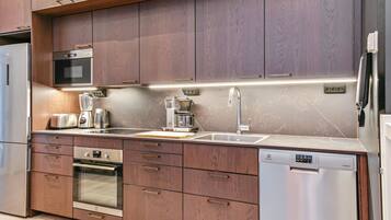 Jääkaappi, mikroaaltouuni, astianpesukone