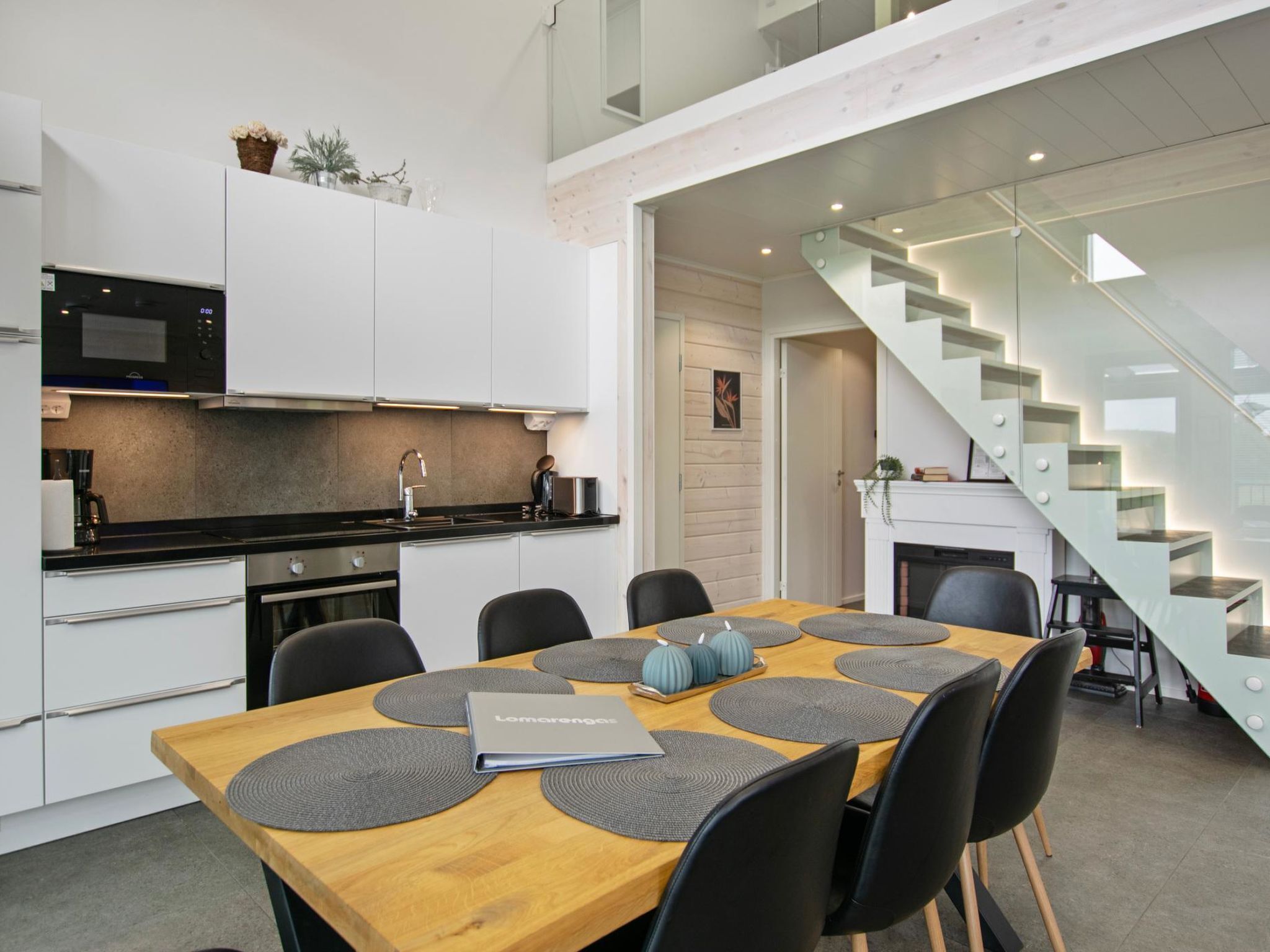 Kühlschrank, Mikrowelle, Geschirrspüler, Kochgeschirr/Geschirr/Besteck